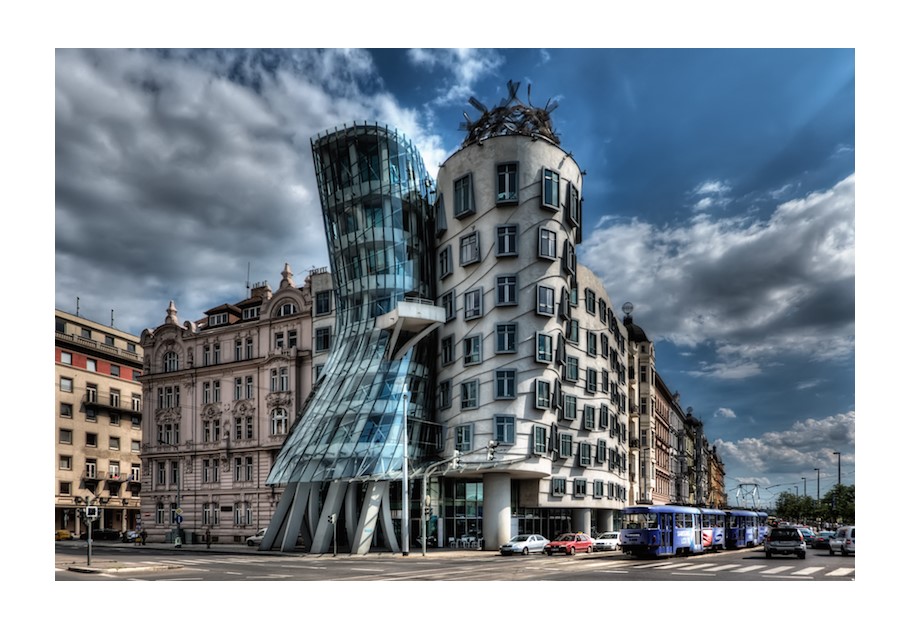 Fig. 8 Dancing House di Frank Gerry